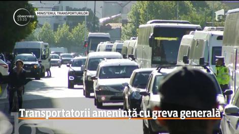 Transportatorii ameninţă să blocheze întreaga ţară. Ei au protestat şi astăzi în faţa Ministerului Transporturilor