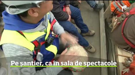 Muncitorii din Chile au găsit o metodă inedită de a scăpa de stresul de pe şantier