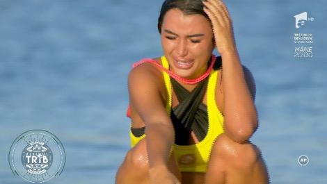 Daniela Crudu clachează la ”Ultimul trib”. Se aşează în genunchi şi plânge în hohote!