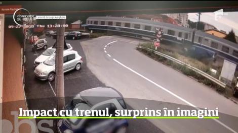 Impact violent la o trecere la nivel cu calea ferată în judeţul Mureş filmat de o cameră de supraveghere
