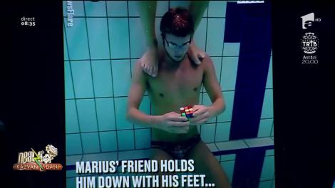 Smiley News. Un copil rezolvă cubul Rubik sub apă