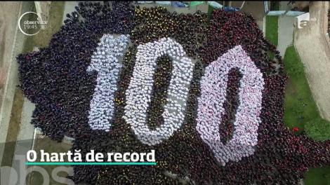 O hartă de record. Mii de oameni îmbrăcaţi în pelerine albe şi negre au format cu trupurile lor o uriaşă hartă a României