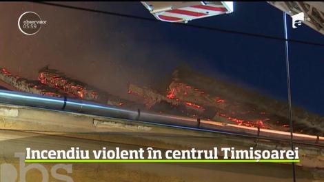 Incendiu violent, în Timișoara! Focul a pornit de la o casă veche și a fost la un pas să cuprindă și casele vecine