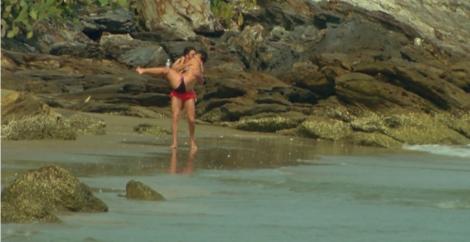 Andreea și ispita George și-au oficializat relația cu un sărut lung pe plajă: ”Am simțit o atracție de la început”