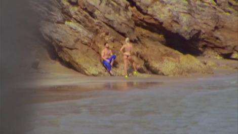 INSULA IUBIRII: Hannelore și ispita Andy au lăsat armele jos! Cum au fost surprinși la plajă: ”I love.... Ce tare!”