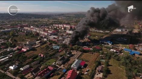 Panică într-un cartier din Suceava, după ce un centru de dezmembrări auto a luat foc!