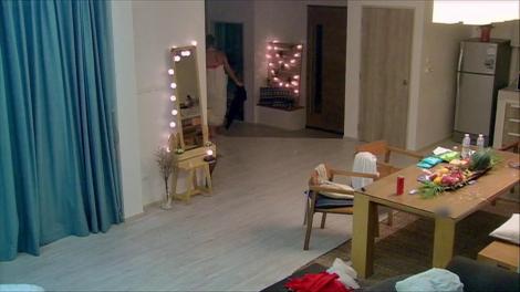 Andreea face totul pentru a ieşi în evidenţă! "Căuta camerele de vederi prin toată casa!"