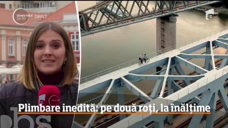Plimbare inedită pe două roţi, alături de soție, pe structura de fier a podului de la Cernavodă