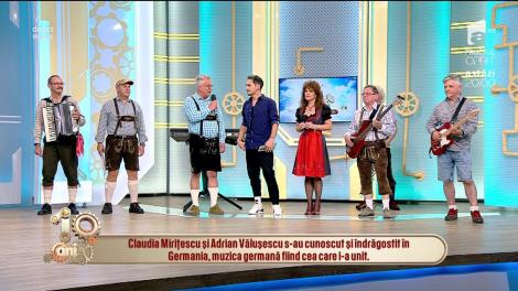 De Ziua Națională a Germaniei, trupa Die Burzenland Party Band cântă muzică germană tradițională și modernă