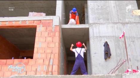 Florin Ristei a ajuns la munca de jos, pe șantier. Artistul s-a apucat de cărat nisip cu roaba!