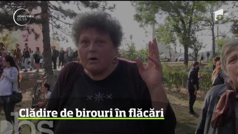 A fost panică mare în centrul Iaşului. O clădire de birouri cu două etaje si mansardă a ars ca o tortă