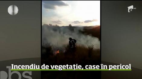Sătenii dintr-o comună din Caraş-Severin au fost în pericol!  Un incendiu de vegetaţie le ameninţa casele