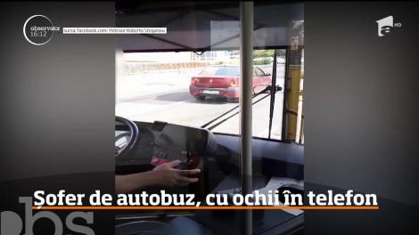 Un şofer de autobuz din Piteşti, filmat de un călător în timp ce se uita în telefon