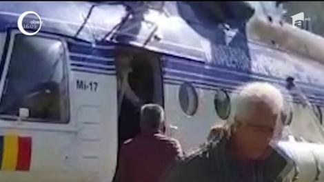 Viorica Dăncilă s-a lovit la cap în timp ce coboare din avionul care o ducea către comuna Borca, din judeţul Neamţ.