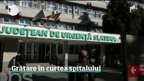 În curtea spitalului Municipal din Slatina, s-au încins grătarele, ca la marginea pădurilor. Bucătăresele au pregătit masa de prânz, la geamul pacienţilor