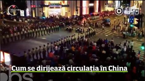 Poliţia chineză a găsit o modalitate originală să dirijeze circulaţia într-o importantă intersecţie din Şanhai