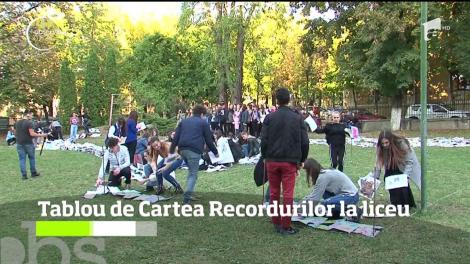 Tablou de Cartea Recordurilor în curtea Colegiului Naţional Unirea din Târgu Mureş