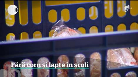 La o lună de la începerea şcolii, elevii încă aşteaptă cornul şi laptele