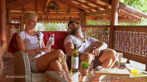 Hannelore, priviri de adolescentă îndrăgostită către Andi. Bogdan, iubitul ei, își plânge amarul pe insula băieților