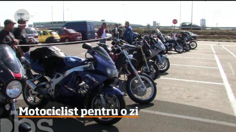 Sute de curioşi dornici să testeze puterea motoarelor la "Motociclist pentru o zi"