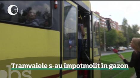 Tramvaie împotmolite în gazon, în București