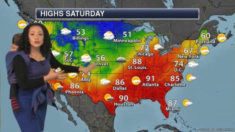 VIDEO TRĂZNET! De c&acirc;nd ești, n-ai văzut așa ceva! A prezentat rubrica meteo cu propriul copil &icirc;n spinare! Cel mic e dulce foc!