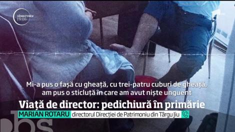 Un director din primăria Târgu Jiu, fotografiat la o sedinţă de pedichiură, în birou!
