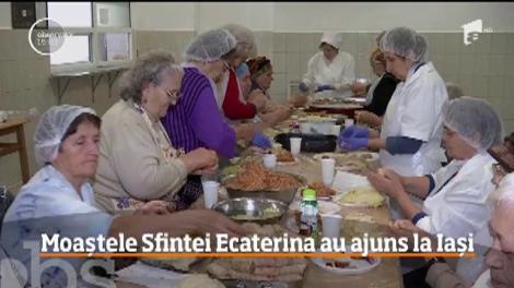 Mii de pelerini stau cu orele la coadă, ca să se roage la moaştele Sfintei Parascheva şi ale Sfintei Muceniţe Ecaterina