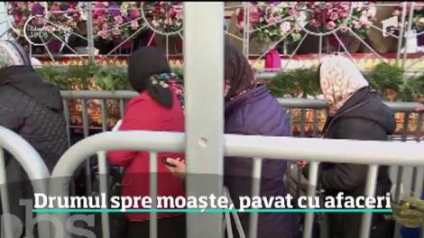 Drumul spre moaştele Sfintei Parascheva, pavat cu afaceri. În câteva zile, din apă şi busuioc, unii fac zeci de mii lei