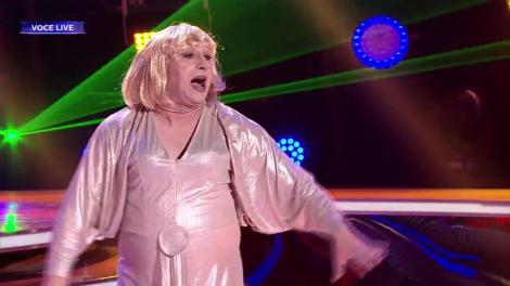 Te cunosc de undeva. Romică Țociu s-a transformat în Raffaella Carra - Tanti Auguri