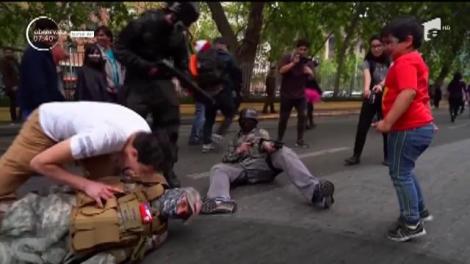 Morţii vii au invadat capitala statului Chile. Mii de pasionaţi ai filmelor horror s-au machiat şi îmbrăcat în zombi