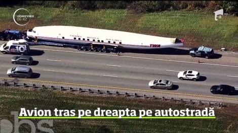 Privelişte neobişnuită pentru şoferii din Boston. Un camion, care tracta un avion de pasageri vechi de peste 60 de ani, s-a oprit pe o autostradă pentru după o pană de cauciuc