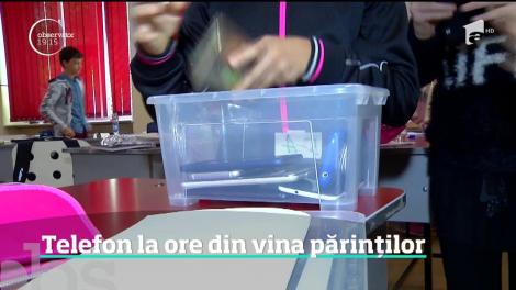 Telefonul mobil e interzis la şcoală doar teoretic. În realitate, atât elevii, cât şi părinţii, au găsit metode să încalce regulamentul