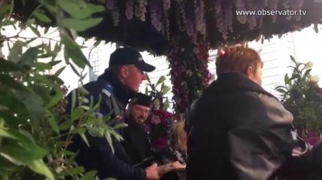 Scene halucinante, la Iași! Ce s-a întâmplat atunci când o femeie ”posedată” a venit să se închine la racla Sfintei Parascheva! Imaginile sunt virale!