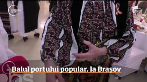 La Balul Portului Popular, sute de oameni au venit îmbrăcaţi cu costume vechi