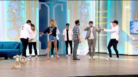 Mori de RÂS! Răzvan și Dani s-au apucat să facă „flossing dance” și a ieșit show de zile mari! „Eu nu pot face asta”