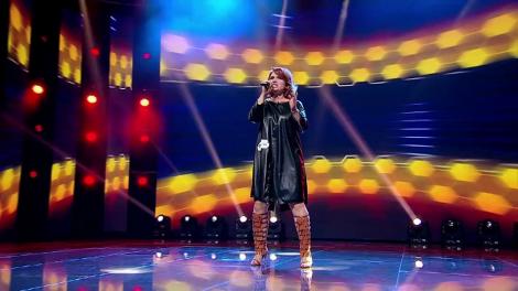 Profa de canto, venită să-și susțină elevele la X Factor, a făcut spectacol. Brenciu: "Oaaau"