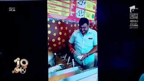 Ia porumbul, dar nu oricum! Ce metodă BIZARĂ folosește un indian ca să facă vânzare (VIDEO)