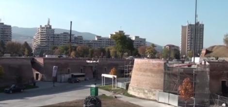 Mai sunt două luni până la Ziua Naţională a României, iar autorităţile se pregătesc pentru sutele de mii de turişti care vor lua cu asalt Alba Iulia