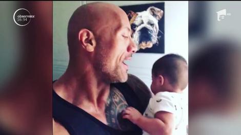 ”The Rock”, un dur în aparență! Marele actor Dwayne Johnson, surprins în timp ce-i cânta fiicei sale! Fanii s-au topit instant. 