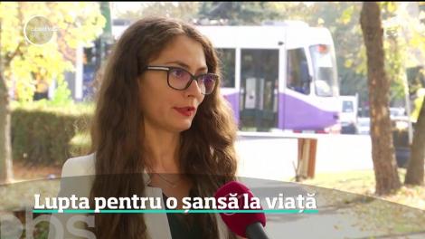 Protest &icirc;n faţa sediului CNAS. Părinţii şi-au scos copiii bolnavi pe treptele instituţiei