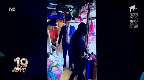 Cum câștigi la aparatele cu premii! O tânără a găsit soluția și a golit TOT (VIDEO)