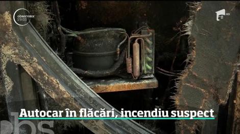 Un autocar a fost înghiţit de flăcări uriaşe, pe o şosea din Cluj-Napoca