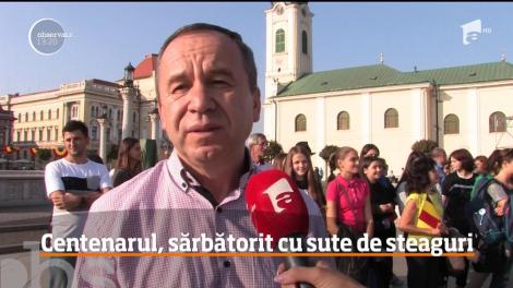 Oradea a îmbrăcat straie de sărbătoare. Clădirile din centrul istoric şi piaţa Unirii au fost decorate cu mii de steaguri, fanioane şi ghirlande tricolore