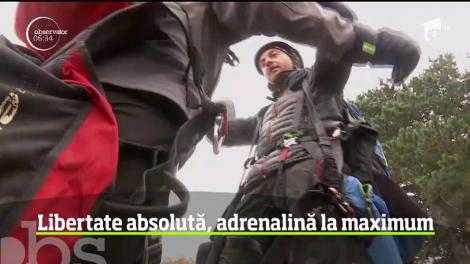 Turiştii veniţi la Festivalul Sport Montan, din Brașov, au zburat cu parapanta
