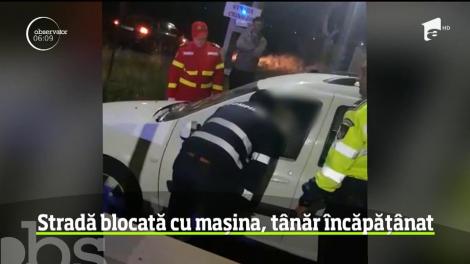 Stradă din Suceava, blocată cu mașina de un tânăr încăpățânat