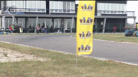 Preşcolari la volan, care conduc în viteză maşini cu zeci de cai putere