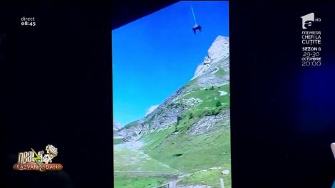 Smiley news! Cum se face transhumanță modernă, în Elveția: Vaca este adusă cu elicopterul