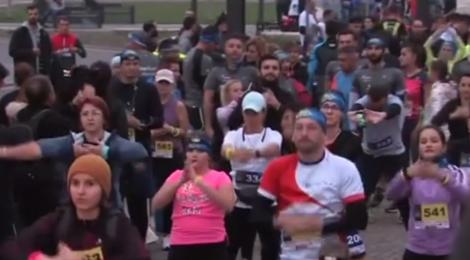 Zeci de oameni au alergat la lumina becurilor stradale!