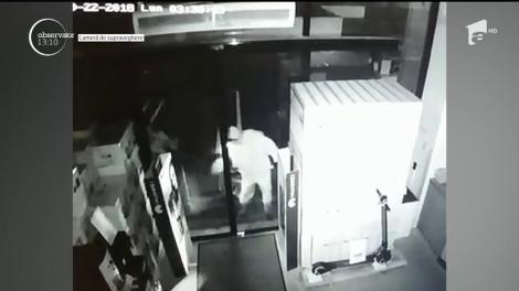 Sub acoperirea întunericului, doi hoţi au spart un magazin cu produse electrocasnice, din Petroşani!